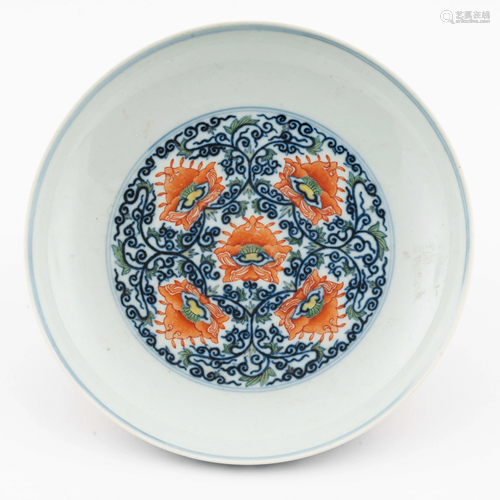 CHINESE BLUE & RED WRAPPED FLORAL PLATE