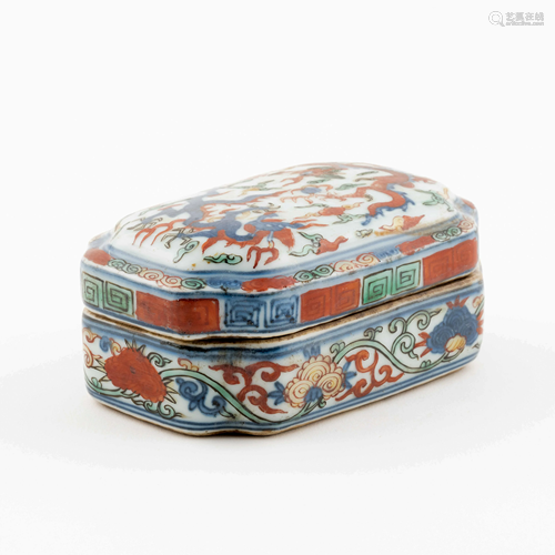 MING WANLI WUCAI DRAGON LIDDED BOX