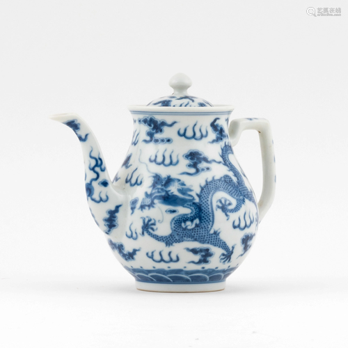 CHINESE BLUE & WHITE DRAGON MOTIF LIDDED TEA POT