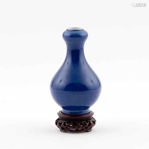 CHINESE BLUE MONOCHROME GARLIC VASE