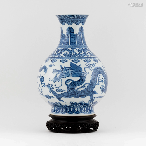 CHINESE BLUE & WHITE DRAGON VASE ON STAND