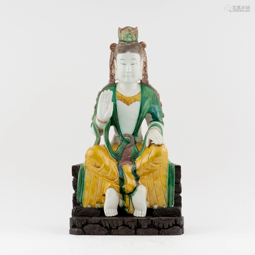 CHINESE SANCAI GLAZED PORCELAIN SEATED GUANYIN FIGURE