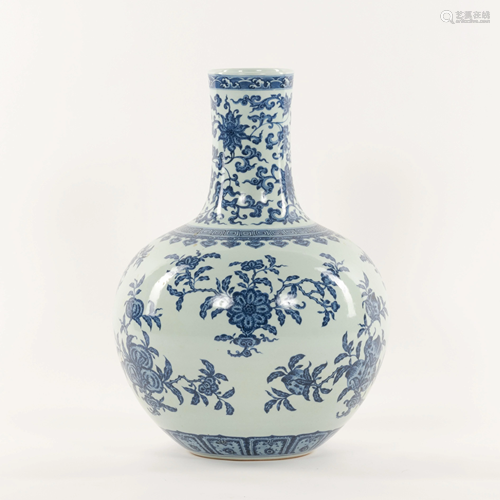 CHINESE BLUE & WHITE FLORAL MOTIF REWARD VASE