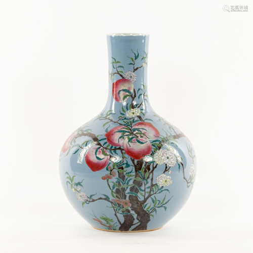 CHINESE FAMILLE ROSE PEACH ABUNDANT MOTIF REWARD VASE