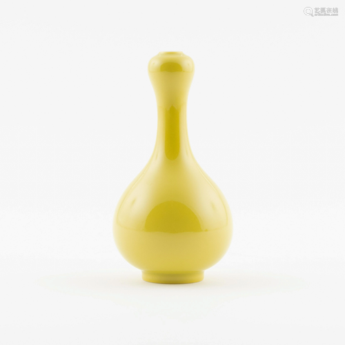 YONGZHENG EGG-YOLK YELLOW GLAZED GARLIC BOTTLE VASE