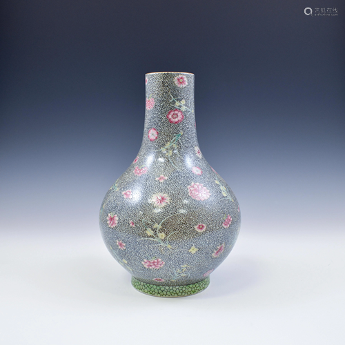 QIANLONG FAMILLE ROSE VASE