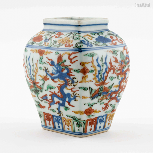 MING WANLI WUCAI DRAGON LIDDED JAR