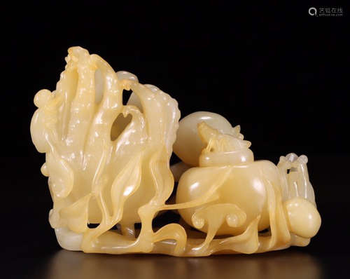 HETIAN JADE CARVED CHAYOTE PENDANT