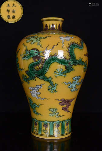 DAQINGYONGZHENGNIANZHI MARK SANCAI GLAZE VASE