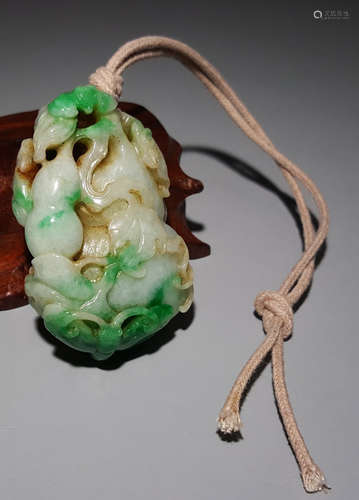 JADEITE PENDANT CARVED WITH GOURD