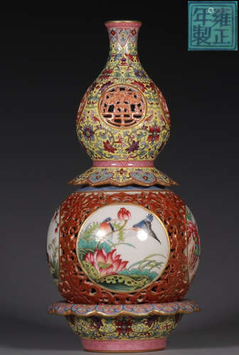 QIANLONG MARK FAMILLE ROSE GLAZE HOLLOW GOURD VASE