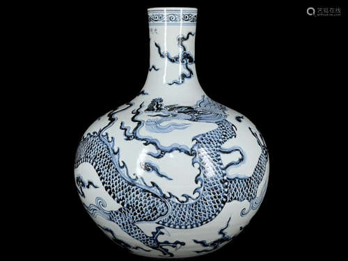 BLUE&WHITE GLAZE DRAGON PATTERN TIANQIU VASE