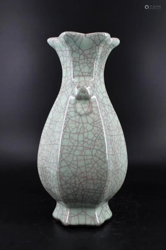 Song Porcelain Guanyao Crackle Vase