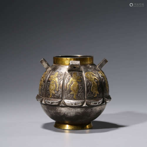 A CHINESE SILVER GILDING FOREIGNER VASE