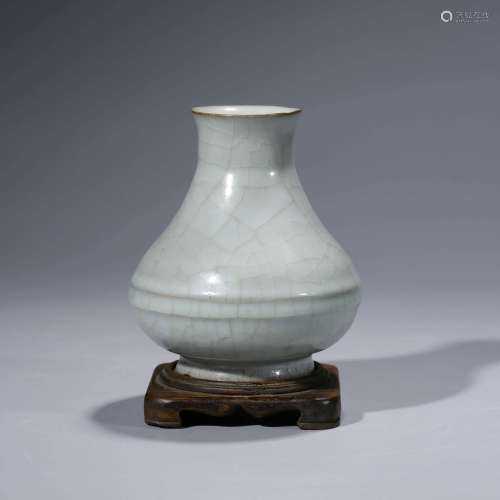 A CHINESE LONG QUAN GUAN-TYPE PORCELAIN VASE AND STAND.