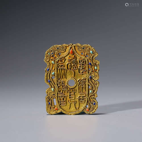 A CHINESE GOLD PENDANT