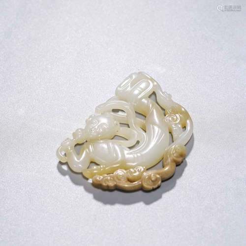 AN ARCHIASTIC CHINESE WHITE JADE FAIRY PENDANT