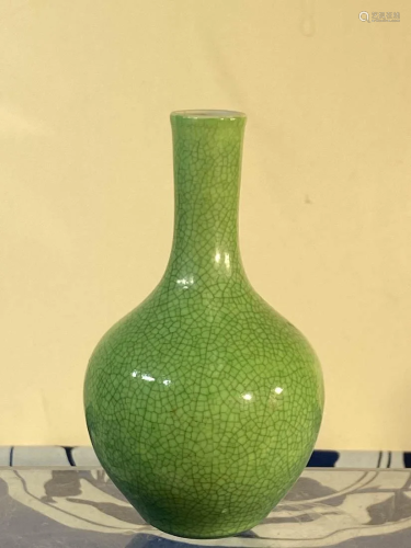 Chinese Apple Green Ge Crackle Glazed Porcelain Vase