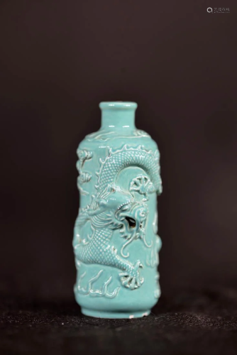 Chinese Turquois Porcelain Snuff Bottle - Dragon