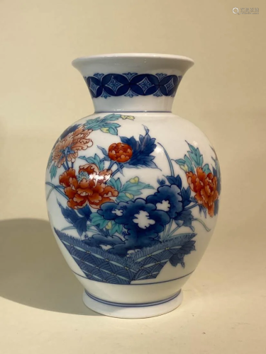 Japanese Kakeimon Type Porcelain Vase - Floral DÃ©cor