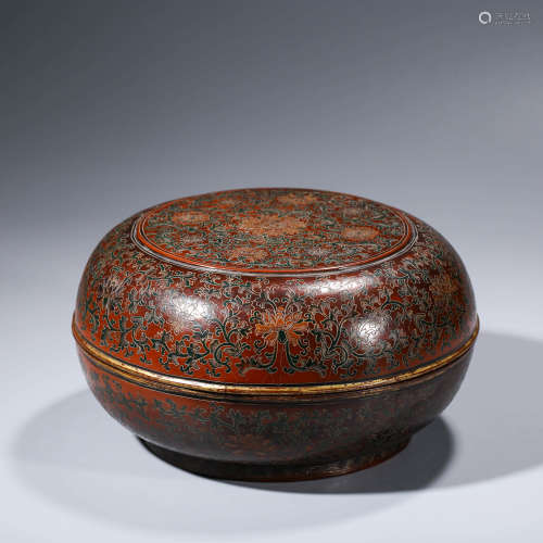 A CHINESE LACQUER POENY BOX AND COVER MARKED QIAN LONG