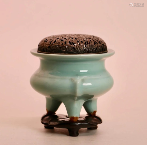 Japanese Celadon Censer by Suzan - Box and Base
