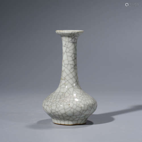 A CHINESE GE-TYPE PORCELAIN VASE