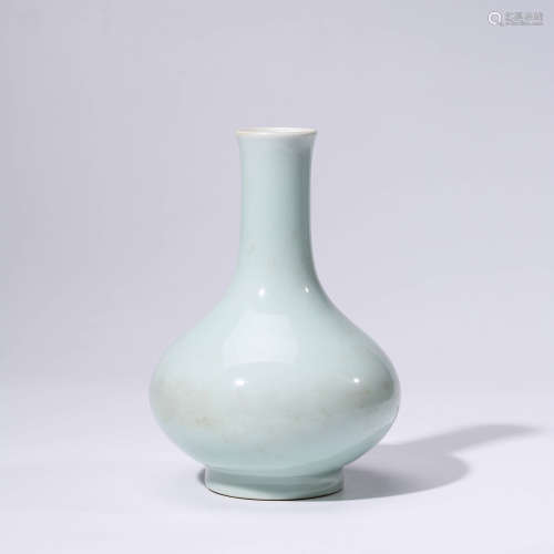 A CHINESE PORCELIAN VASE MARKD QIAN LONG