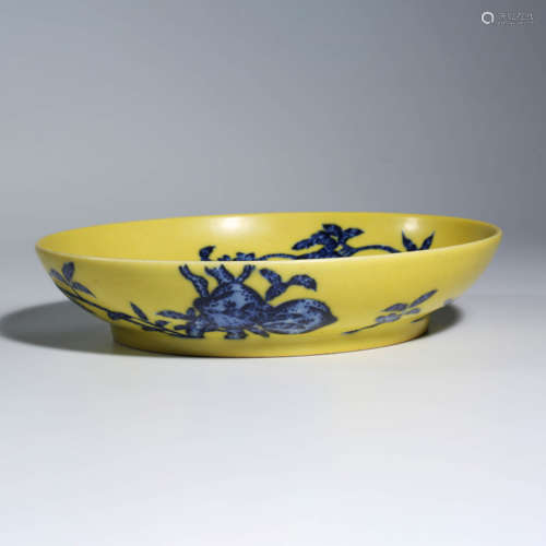 A CHINESE YELLOW-GROUND PORCELAIN PEACH DISH MARKED YONG ZHENG