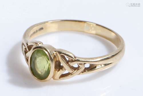 9 carat gold ring set with a peridot, ring size S, 3g