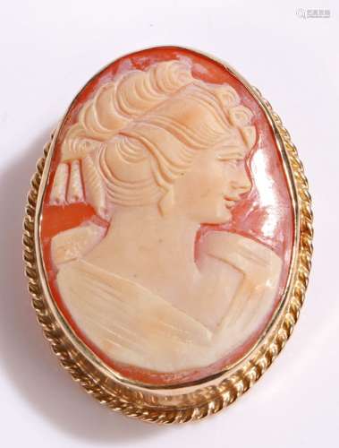 Cameo brooch depicting a lady in profile , housed in a gilt brooch mount with hanging loop, 34mm