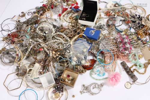 Jewellery to include bangles, bracelets, necklaces, earrings, rings etc. (qty)