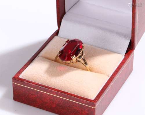 9 carat gold ring set with red paste, ring size R, 3.2g