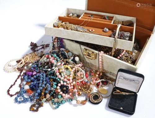 Costume jewellery, to include necklaces, rings, earrings, brooches, watches etc. (qty)