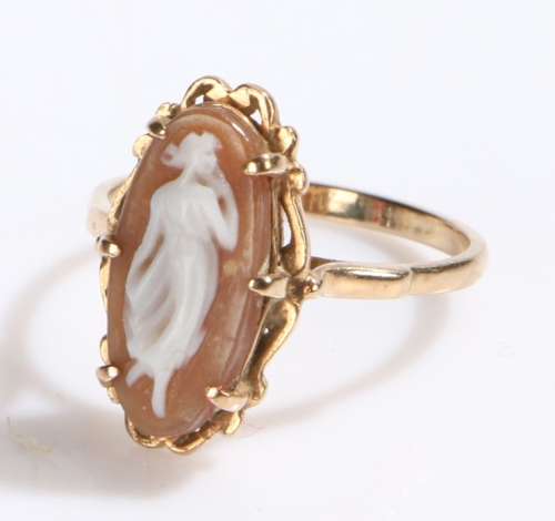 9 carat gold cameo ring, the oval cameo depicting a classical figure, ring size L1/2, 2.4g