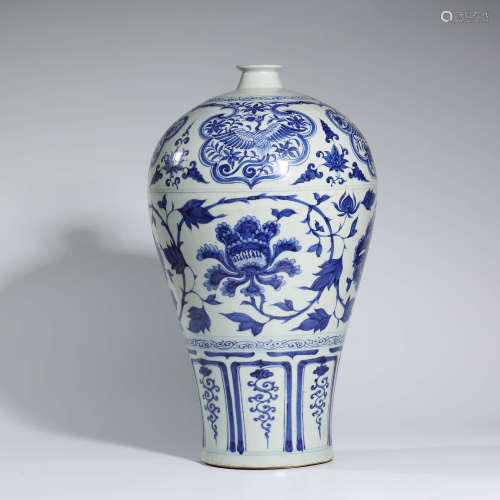 A CHINESE BLUE AND WHITE PORCELAIN FLOWER VASE MEIPING