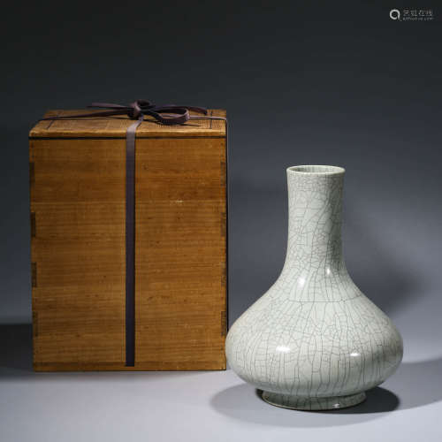 A CHINESE GE-TYPE PORCELAIN VASE MARKED YONG ZHENG