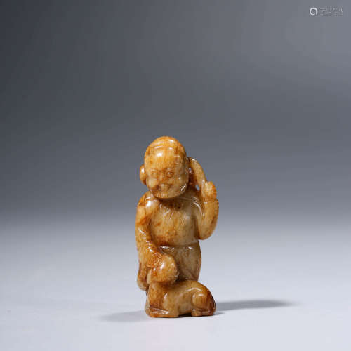 A CHINESE JADE FIGURE ORNAMENT
