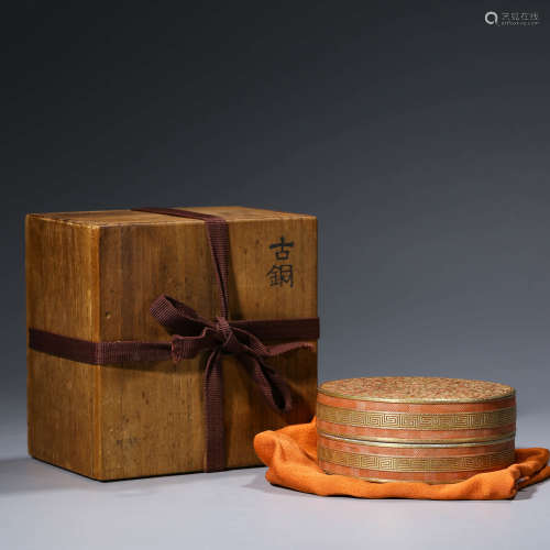 A CHINESE RED-GLAZED PORCELAIN HUI PATTERN BOX AND COVER MARKED QIAN LONG