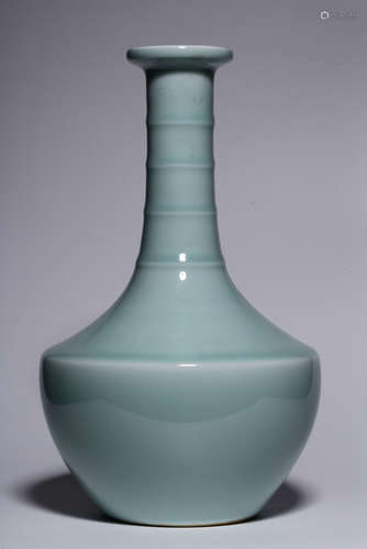 QIANLONG MARK, CHINESE CELADON GLAZED LONG NECK VASE