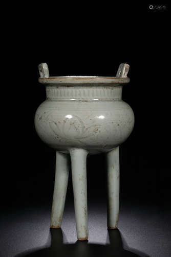 CHINESE WHITE GLAZED GREEN GROUND TRIPOD CENSER