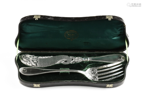 A TWO PIECE AMERICAN STERLING SILVER FISH SERVING SET,