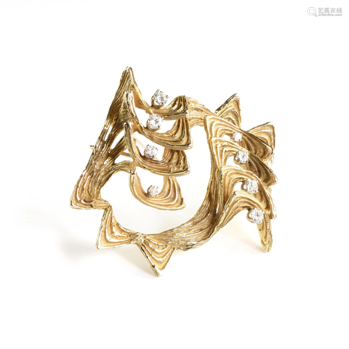 A MODERNIST DIAMOND AND 18K YELLOW GOLD BROOCH,