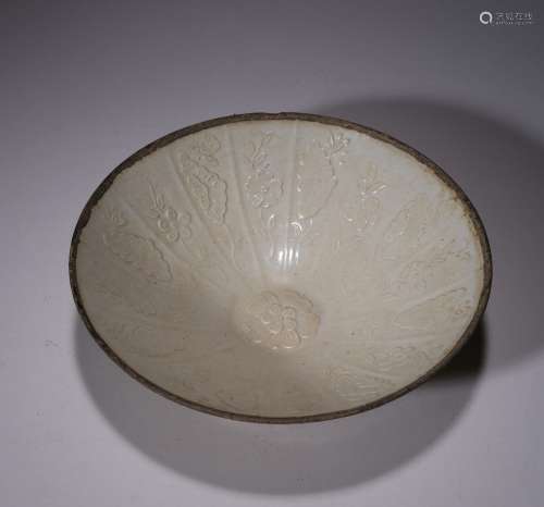 清以前 白瓷模印花卉纹碗
