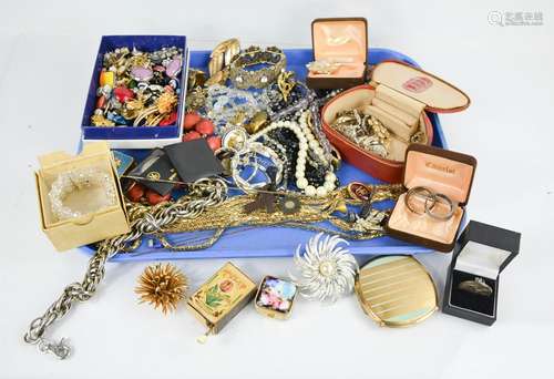 A group of jewellery, to include bracelet, vintage brooches, compact, coins, necklaces and other