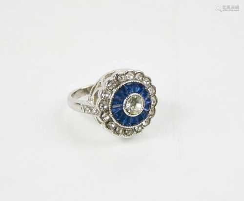 A blue daisy / flower head dress ring, size L. 6.89g.