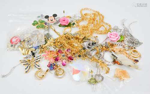 A group of costume jewellery to include crystal pendant, necklaces and brooches.