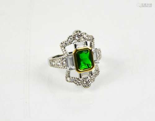 A green kite dress ring, size L, 4.41g.