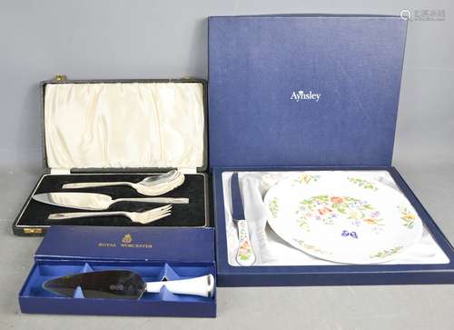 An Aynsley boxed cake stand and knife, together with a Royal Worcester boxed cake slice and an