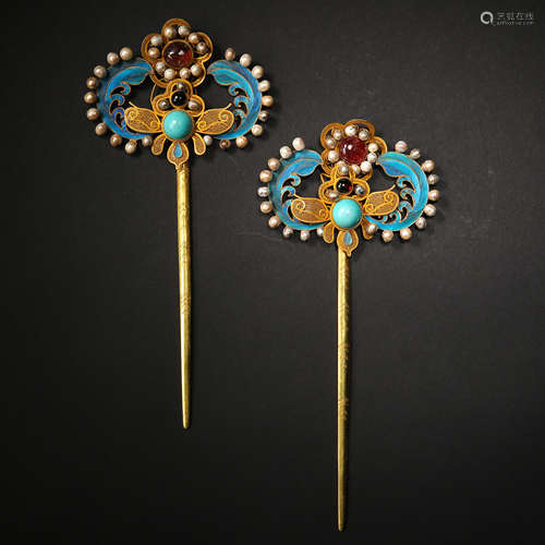 A PAIR OF COURT PURE GOLD SPOTTED KINGFISHER FEATHERS INLAID WITH PEARLS AND TURQUOISE GEMSTONE HAIRPINS, QING D.